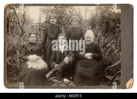 Die Familie Willatt, 1899: 'Oma', ihre Tochter Alice und Alice's Kinder, Maud, Edith und Norris; 'Grandma' war Bessie Kabel in den 1830er Jahren geboren. Sie heiratete einen Alfred Lambert, und sie hatte eine einzige Tochter, Alice. Alice wurde 1859 geboren und heiratete Norris Willatt im Jahr 1878. Hier ist sie auf der mit ihrer Mutter Bessie auf der rechten und ihre drei Kinder links, Edith (geboren 1879), Maud und Norris. Alice starb im Alter von gerade 41, ein Jahr, nachdem dieses Foto gemacht wurde. Stockfoto