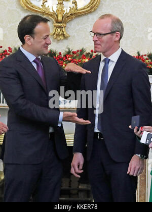 Taoiseach Leo Varadkar (links) spricht mit der neu ernannte Stellvertretende Premierministerin Simon Coveney bei den Aras in Dublin, nach dem Rücktritt von Frances Fitzgerald über ihren Umgang mit der Polizei whistleblower Skandal. Stockfoto