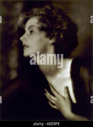 Dieses Foto aus dem Jahr 1925 des Fotografen Arnold Genthe fängt die berühmte Schauspielerin Greta Garbo ein. Das Bild ist bekannt für seine zeitlose Qualität und die fesselnde Präsenz Garboâ frühen Kinos. Stockfoto