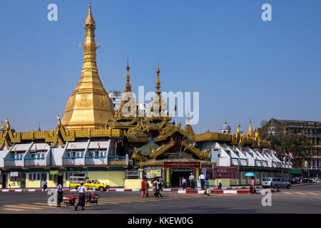 Die Sule Pagode ist eine Burmesische stupa im Herzen der Innenstadt von Yangon in Myanmar. Es ist im Zentrum der Stadt und ein wichtiger Platz im Cont. Stockfoto