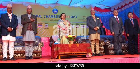 Kathmandu, Nepal. November 2017 30. Der nepalesische Präsident Bidhya Devi Bhandari (3. L) nimmt an der Eröffnungszeremonie der Nepal Chamber Expo 2017 in Kathmandu, Nepal, am 30. November 2017 Teil. Die Nepal Chamber Expo 2017 startete am Donnerstag in der nepalesischen Hauptstadt. Quelle: Sunil Sharma/Xinhua/Alamy Live News Stockfoto