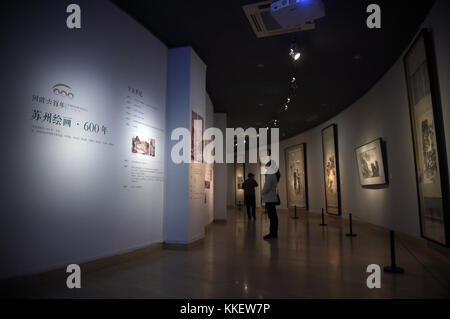 Peking, China. November 2017 30. Besucher besuchen die „Rückblick auf 600 Jahre – Sonderausstellung von vier großen Künstlern der Ming-Dynastie zur zeitgenössischen Wu-Schule“ im National Art Museum of China in Peking, Hauptstadt Chinas, am 30. November 2017. In der Ausstellung werden 164 Werke ausgestellt, die bis zum 10. Dezember dauern werden. Quelle: Lu Peng/Xinhua/Alamy Live News Stockfoto