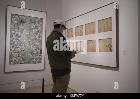 Peking, China. November 2017 30. Eine Person besucht die „Rückblick auf 600 Jahre – Sonderausstellung von vier großen Künstlern der Ming-Dynastie zur zeitgenössischen Wu-Schule“ im National Art Museum of China in Peking, Hauptstadt Chinas, am 30. November 2017. In der Ausstellung werden 164 Werke ausgestellt, die bis zum 10. Dezember dauern werden. Quelle: Lu Peng/Xinhua/Alamy Live News Stockfoto