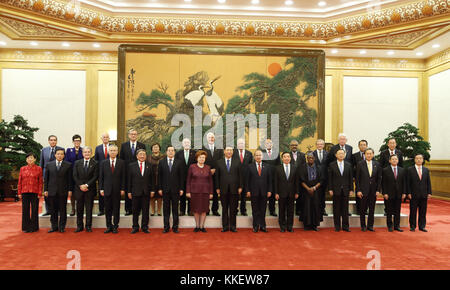 Peking, China. November 2017 30. Der chinesische Präsident Xi Jinping (Front 8. L) posiert für ein Gruppenfoto mit ausländischen Delegierten, die am 2017 Imperial Springs International Forum teilnahmen, bevor sie am 30. November 2017 in Peking, der Hauptstadt Chinas, zusammentreffen. Quelle: Yao Dawei/Xinhua/Alamy Live News Stockfoto