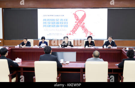 Peking, China. November 2017 30. Der chinesische Vize-Premierminister Liu Yandong (C Rear) führt am 30. November 2017 in Peking, der Hauptstadt Chinas, ein Symposium über AIDS-Prävention und -Behandlung. Quelle: Ding Haitao/Xinhua/Alamy Live News Stockfoto