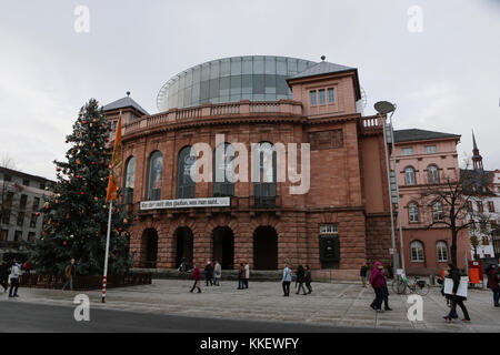 Mainz, Deutschland. 30. November 2017. Ein Weihnachtsbaum steht vor dem Staatstheater Mainz (Staatstheater Mainz). Der Weihnachtsmarkt in Mainz, Deutschland außerhalb der Mainzer Dom seit 1788 und ist einer der größten Weihnachtsmärkte in Rheinland-Pfalz statt. Stockfoto