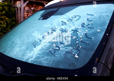 Erster Tag der Winter geschrieben an einem frostigen Auto Windschutzscheibe mit den Worten Tuuut geschrieben in unten während eines Arctic blast kalte Luft aus dem Norden, flintshire, Wales, Großbritannien Stockfoto