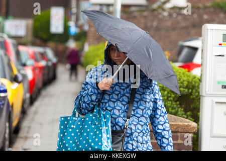 Rye, East Sussex, UK. 1. Dezember, 2017. Gießen mit Regen in der historischen Altstadt von Roggen, diese Menschen in ein platzregen erwischt. Foto: Paul Lawrenson/Alamy leben Nachrichten Stockfoto