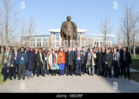 Peking, China. Dezember 2017. Einige Führer ausländischer Parteien, die hier sind, um an der Kommunistischen Partei Chinas (KPC) im Dialog mit hochrangigen Treffen der Weltpolitischen Parteien teilzunehmen, besuchen die Parteischule des Zentralkomitees der KPC in Peking, Hauptstadt Chinas, am 1. Dezember 2017. Außerdem besuchten sie am Freitag eine Ausstellung, in der die herausragenden Leistungen Chinas in den letzten fünf Jahren gezeigt wurden. Quelle: Ding Lin/Xinhua/Alamy Live News Stockfoto