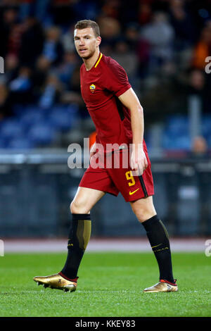 Olympiastadion, Rom, Italien. 01 Dez, 2017. Edin Dzeko der Roma feiert nach dem Scoring in der italienischen Serie a Fussballspiel gegen Spal. Credit: giampiero sposito/alamy leben Nachrichten Stockfoto