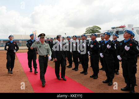 Monrovia, Liberia. November 2017 30. Farid Zarif (Front, R), Sonderbeauftragter des UN-Generalsekretärs und Leiter der UNO-Mission in Liberia (UNMIL), und MoU Yuchang (Front L), politischer Kommissar für das MPS-Grenzkontrollbüro, überprüfen das fünfte chinesische Friedenspolizeiteam in Liberia während der Verleihungszeremonie am 30. November 2017 in Monrovia (Liberia). Das fünfte chinesische Friedenspolizeiteam in Liberia erhielt für seine herausragende Leistung die UN-Friedensmedaillen, sagte das chinesische Ministerium für öffentliche Sicherheit (MPS) am Freitag. Quelle: Zhao Xiaoxin/Xinhua/Alamy Live News Stockfoto