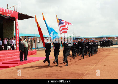 Monrovia, Liberia. November 2017 30. Das fünfte chinesische Friedenspolizeiteam in Liberia wird während der Verleihungszeremonie am 30. November 2017 in Monrovia, Liberia, überprüft. Das fünfte chinesische Friedenspolizeiteam in Liberia erhielt für seine herausragende Leistung die UN-Friedensmedaillen, sagte das chinesische Ministerium für öffentliche Sicherheit (MPS) am Freitag. Quelle: Zhao Xiaoxin/Xinhua/Alamy Live News Stockfoto