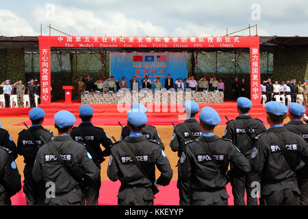 Monrovia. November 2017 30. Das am 30. November 2017 aufgenommene Foto zeigt die Verleihung der UN-Friedensmedaillen an das fünfte chinesische Friedenspolizeiteam in Liberia in Monrovia, Liberia. Das fünfte chinesische Friedenspolizeiteam in Liberia erhielt für seine herausragende Leistung die UN-Friedensmedaillen, sagte das chinesische Ministerium für öffentliche Sicherheit (MPS) am Freitag. Quelle: Zhao Xiaoxin/Xinhua/Alamy Live News Stockfoto