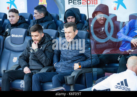 SPANIEN - 2. Dezember: Trainer Juan Carlos Unzue (Trainer) der Celta de Vigo während des Spiels zwischen dem FC Barcelona und Celta de Vigo, für die Runde 14 der Liga Santander, spielte am 2. Dezember 2017 im Camp Nou Stadium in Barcelona, Spanien. Quelle: Gtres Información más Comuniación online, S.L./Alamy Live News Stockfoto