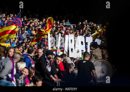 SPANIEN - 2. Dezember: Unabhängigkeitssignale während des Spiels zwischen dem FC Barcelona gegen Celta de Vigo, für die Runde 14 der Liga Santander, gespielt am 2. Dezember 2017 im Camp Nou Stadium in Barcelona, Spanien. Quelle: Gtres Información más Comuniación online, S.L./Alamy Live News Stockfoto