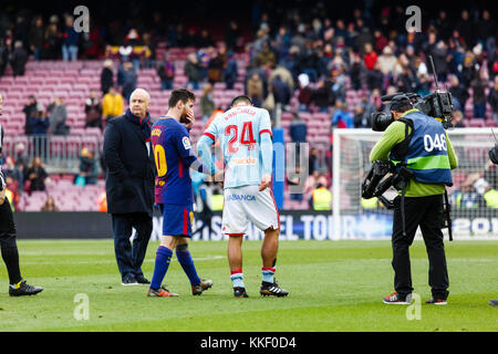 Barcelona, Spanien. Dezember 2017. (10) Messi (delantero) und (24) F.Roncaglia sprechen am Ende des Spiels der La Liga zwischen FC Barcelona und RC Celta im Camp Nou. Das Spiel endete mit einem Unentschieden von 2:2. Credit: Joan Gosa Badia/Alamy Live News Stockfoto