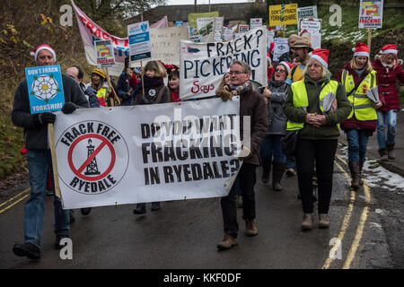 Pickering, North Yorkshire. 2. Dez, 2017. Anti-fracking Demonstranten März durch Pickering Stadt auf es weg zu Reden an der Liberale club Credit: Richard Burdon/Alamy leben Nachrichten Stockfoto