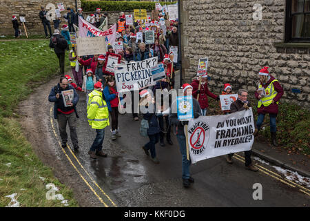 Pickering, North Yorkshire. 2. Dez, 2017. Anti-fracking Demonstranten März durch Pickering Stadt auf es weg zu Reden an der Liberale club Credit: Richard Burdon/Alamy leben Nachrichten Stockfoto