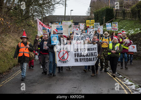 Pickering, North Yorkshire. 2. Dez, 2017. Anti-fracking Demonstranten März durch Pickering Stadt auf es weg zu Reden an der Liberale club Credit: Richard Burdon/Alamy leben Nachrichten Stockfoto