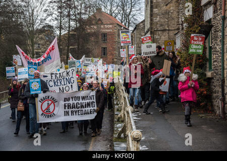 Pickering, North Yorkshire. 2. Dez, 2017. Anti-fracking Demonstranten März durch Pickering Stadt auf es weg zu Reden an der Liberale club Credit: Richard Burdon/Alamy leben Nachrichten Stockfoto