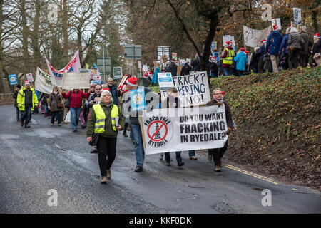 Pickering, North Yorkshire. 2. Dez, 2017. Anti-fracking Demonstranten März durch Pickering Stadt auf es weg zu Reden an der Liberale club Credit: Richard Burdon/Alamy leben Nachrichten Stockfoto