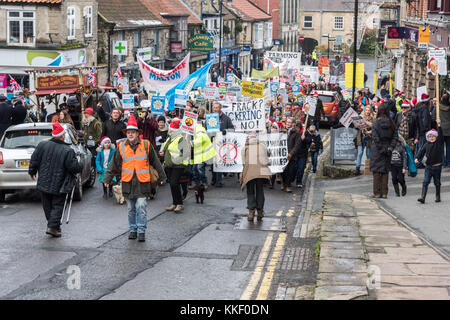 Pickering, North Yorkshire. 2. Dez, 2017. Anti-fracking Demonstranten März durch Pickering Stadt auf es weg zu Reden an der Liberale club Credit: Richard Burdon/Alamy leben Nachrichten Stockfoto