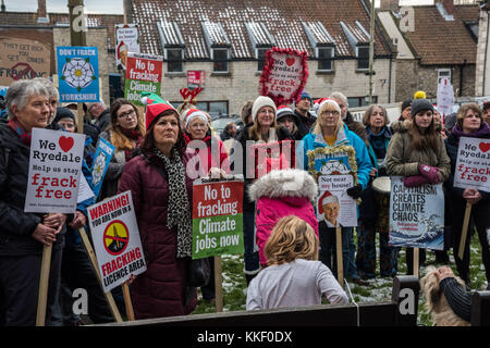 Pickering, North Yorkshire. 2. Dez, 2017. Anti-fracking Demonstranten März durch Pickering Stadt auf es weg zu Reden an der Liberale club Credit: Richard Burdon/Alamy leben Nachrichten Stockfoto