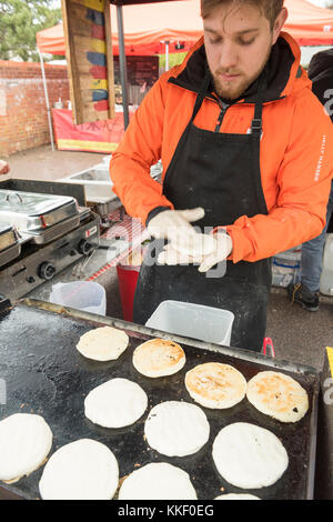 Mill Road Cambridge, Großbritannien. 2. Dez, 2017. Händler bereiten Street Food bei der jährlichen Winter Fair, die Anfang Dezember stattfindet. Die Veranstaltung umfasst eine Essen Messe mit Ständen, Musik, Aktivitäten für Kinder, Paraden und Promotions durch lokale Gruppen und Händler. Mill Road ist berühmt für seine unabhängigen Geschäften und vielfältigen Gemeinschaften. Credit: Julian Eales/Alamy leben Nachrichten Stockfoto