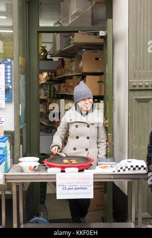 Mill Road Cambridge, Großbritannien. 2. Dez, 2017. Händler bereiten Street Food bei der jährlichen Winter Fair, die Anfang Dezember stattfindet. Die Veranstaltung umfasst eine Essen Messe mit Ständen, Musik, Aktivitäten für Kinder, Paraden und Promotions durch lokale Gruppen und Händler. Mill Road ist berühmt für seine unabhängigen Geschäften und vielfältigen Gemeinschaften. Credit: Julian Eales/Alamy leben Nachrichten Stockfoto