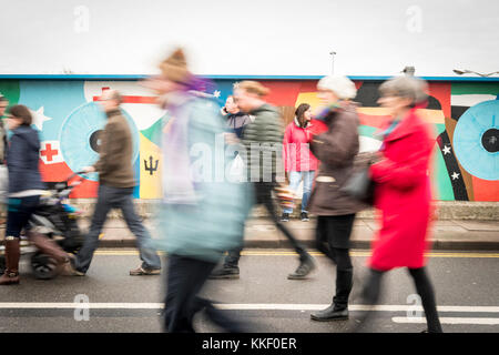 Mill Road Cambridge, Großbritannien. 2. Dez, 2017. Menschen genießen Sie die jährlichen Winter Fair, die Anfang Dezember stattfindet. Die Veranstaltung umfasst eine Essen Messe mit Ständen, Musik, Aktivitäten für Kinder, Paraden und Promotions durch lokale Gruppen und Händler. Mill Road ist berühmt für seine unabhängigen Geschäften und vielfältigen Gemeinschaften. Credit: Julian Eales/Alamy leben Nachrichten Stockfoto