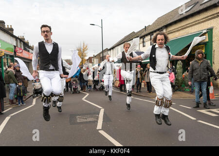 Mill Road Cambridge, Großbritannien. 2. Dez, 2017. Menschen genießen Sie die jährlichen Winter Fair, die Anfang Dezember stattfindet. Die Veranstaltung umfasst eine Essen Messe mit Ständen, Musik, Aktivitäten für Kinder, Paraden und Promotions durch lokale Gruppen und Händler. Mill Road ist berühmt für seine unabhängigen Geschäften und vielfältigen Gemeinschaften. Credit: Julian Eales/Alamy leben Nachrichten Stockfoto