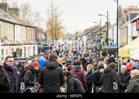 Mill Road Cambridge, Großbritannien. 2. Dez, 2017. Menschen genießen Sie die jährlichen Winter Fair, die Anfang Dezember stattfindet. Die Veranstaltung umfasst eine Essen Messe mit Ständen, Musik, Aktivitäten für Kinder, Paraden und Promotions durch lokale Gruppen und Händler. Mill Road ist berühmt für seine unabhängigen Geschäften und vielfältigen Gemeinschaften. Credit: Julian Eales/Alamy leben Nachrichten Stockfoto