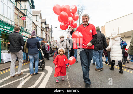 Mill Road Cambridge, Großbritannien. 2. Dez, 2017. Menschen genießen Sie die jährlichen Winter Fair, die Anfang Dezember stattfindet. Die Veranstaltung umfasst eine Essen Messe mit Ständen, Musik, Aktivitäten für Kinder, Paraden und Promotions durch lokale Gruppen und Händler. Mill Road ist berühmt für seine unabhängigen Geschäften und vielfältigen Gemeinschaften. Credit: Julian Eales/Alamy leben Nachrichten Stockfoto