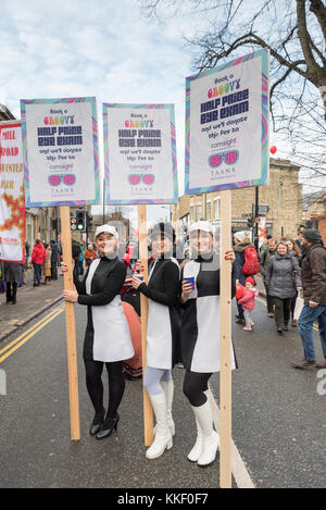 Mill Road Cambridge, Großbritannien. 2. Dez, 2017. Menschen genießen Sie die jährlichen Winter Fair, die Anfang Dezember stattfindet. Die Veranstaltung umfasst eine Essen Messe mit Ständen, Musik, Aktivitäten für Kinder, Paraden und Promotions durch lokale Gruppen und Händler. Mill Road ist berühmt für seine unabhängigen Geschäften und vielfältigen Gemeinschaften. Credit: Julian Eales/Alamy leben Nachrichten Stockfoto