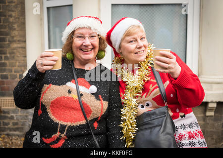 Mill Road Cambridge, Großbritannien. 2. Dez, 2017. Menschen genießen Sie die jährlichen Winter Fair, die Anfang Dezember stattfindet. Die Veranstaltung umfasst eine Essen Messe mit Ständen, Musik, Aktivitäten für Kinder, Paraden und Promotions durch lokale Gruppen und Händler. Mill Road ist berühmt für seine unabhängigen Geschäften und vielfältigen Gemeinschaften. Credit: Julian Eales/Alamy leben Nachrichten Stockfoto