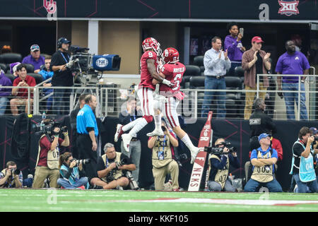 Arlington, Texas, USA. 2. Dez, 2017. Oklahoma Sooners Quarterback Baker Mayfield (6) feiert werfen einen Touchdown Pass während der grossen Meisterschaft 12 Spiel zwischen Oklahoma und Texas Christian University bei AT&T Stadium in Arlington, Texas. Tom Sooter/CSM/Alamy leben Nachrichten Stockfoto