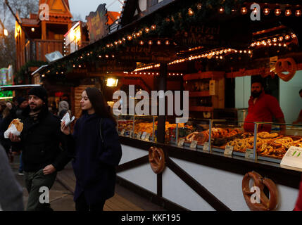 London, Britian, Großbritannien. Dezember 2017. Am 2. Dezember 2017 kaufen die Menschen im Hyde Park Winter Wonderland in London, Britian. Hyde Park Winter Wonderland wurde seit dem 17. November eröffnet. Quelle: Han Yan/Xinhua/Alamy Live News Stockfoto