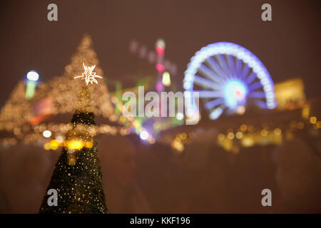 London, Großbritannien, Großbritannien. 2. Dez, 2017. Ein Weihnachtsbaum und ein riesiges Rad sind am Hyde Park Winter Wonderland in London, Großbritannien, am Dez. 2, 2017 gesehen. Hyde Park Winter Wonderland geöffnet seit November 17. Credit: Han Yan/Xinhua/Alamy leben Nachrichten Stockfoto