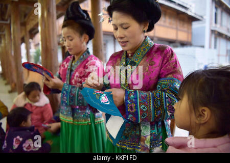 Qiandongnan, chinesische Provinz Guizhou. Dezember 2017. Frauen der ethnischen Gruppe der Miao machen Stickarbeiten im Dorf Ma'an im County Congjiang, südwestchinesische Provinz Guizhou, 1. Dezember 2017. Das Computerdesign und die mechanische Arbeit haben dazu beigetragen, die traditionelle handgefertigte Stickerei zu verändern. Quelle: Wu Dejun/Xinhua/Alamy Live News Stockfoto