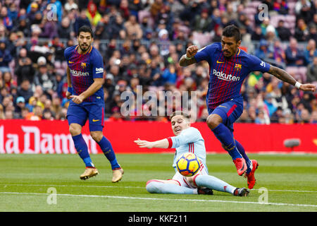 Barcelona, Spanien. Dezember 2017. FC Barcelona Paulinho (1. R) bricht während eines Spiels der spanischen Liga zwischen dem FC Barcelona und dem RC Celta am 2. Dezember 2017 in Barcelona durch. Das Spiel endete mit einem Unentschieden von 2-2. Quelle: Joan Gosa/Xinhua/Alamy Live News Stockfoto