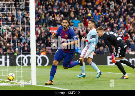 Barcelona, Spanien. Dezember 2017. Der FC Barcelona Suarez (L) feiert das Tor während eines Spiels der spanischen Liga zwischen dem FC Barcelona und dem RC Celta am 2. Dezember 2017 in Barcelona, Spanien. Das Spiel endete mit einem Unentschieden von 2-2. Quelle: Joan Gosa/Xinhua/Alamy Live News Stockfoto