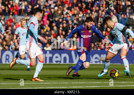 Barcelona, Spanien. Dezember 2017. Der FC Barcelona Messi (2. R) bricht während eines Spiels der spanischen Liga zwischen dem FC Barcelona und dem RC Celta am 2. Dezember 2017 in Barcelona durch. Das Spiel endete mit einem Unentschieden von 2-2. Quelle: Joan Gosa/Xinhua/Alamy Live News Stockfoto