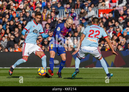 Barcelona, Spanien. Dezember 2017. Der FC Barcelona Iniesta (C) bricht während eines Spiels der spanischen Liga zwischen dem FC Barcelona und dem RC Celta am 2. Dezember 2017 in Barcelona durch. Das Spiel endete mit einem Unentschieden von 2-2. Quelle: Joan Gosa/Xinhua/Alamy Live News Stockfoto