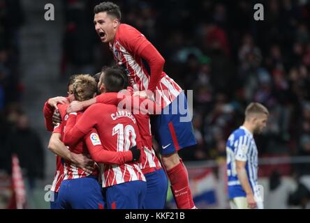 Madrid, Spanien. Dezember 2017. Die Spieler von Atletico de Madrid feiern ihr zweites Tor während eines Spiels der spanischen Liga zwischen Atletico de Madrid und Real Sociedad in Madrid, Spanien, 2. Dezember 2017. Atletico de Madrid gewann 2:1. Kredit: Juan Carlos Rojas/Xinhua/Alamy Live News Stockfoto