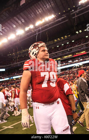 Indianapolis, Indiana, USA. 3 Dez, 2017. Wisconsin Dachse Offensive Lineman David Edwards (79) Um nach dem Spiel an der BigTen Meisterschaft Fußball-Spiel zwischen der Ohio State Buckeyes und die Wisconsin Badgers in Lucas Oil Stadium in Indianapolis, Indiana. JP Waldron/Cal Sport Media/Alamy leben Nachrichten Stockfoto