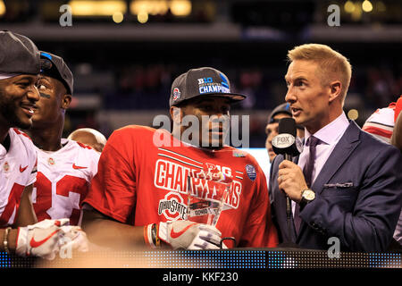 Indianapolis, Indiana, USA. 3 Dez, 2017. Ohio State Buckeyes zurück läuft, J.K. Dobbins (2) MVP Trophäe am BigTen Meisterschaft Fußball-Spiel zwischen der Ohio State Buckeyes und die Wisconsin Badgers in Lucas Oil Stadium in Indianapolis, Indiana. JP Waldron/Cal Sport Media/Alamy leben Nachrichten Stockfoto