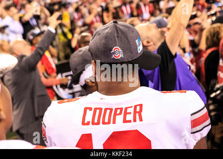 Indianapolis, Indiana, USA. 3 Dez, 2017. Ohio State Buckeyes defensive lineman Jonathon Cooper (18) Während die Trophäe Präsentation Feier am BigTen Meisterschaft Fußball-Spiel zwischen der Ohio State Buckeyes und die Wisconsin Badgers in Lucas Oil Stadium in Indianapolis, Indiana. JP Waldron/Cal Sport Media/Alamy leben Nachrichten Stockfoto