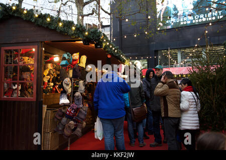 London, Großbritannien. 3 Dez, 2017. Menschen besuchen den Weihnachtsmarkt in Leicester Square trotz der Stumpf und trostlos Wetter Credit: Keith Larby/Alamy leben Nachrichten Stockfoto