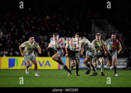 London, Großbritannien. 03 Dez, 2017. Marcus Smith (10) Der harlekine während Aviva Premiership Übereinstimmung zwischen Harlekine vs Sarazenen in Twickenham Stoop am Sonntag, den 03. Dezember 2017 in Angriff genommen wurde. LONDON ENGLAND. Credit: Taka G Wu Credit: Taka Wu/Alamy leben Nachrichten Stockfoto