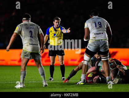 London, Großbritannien. 03 Dez, 2017. Schiedsrichter Ian Tempest bei Aviva Premiership Übereinstimmung zwischen Harlekine vs Sarazenen in Twickenham Stoop am Sonntag, den 03. Dezember 2017. LONDON ENGLAND. Credit: Taka G Wu Credit: Taka Wu/Alamy leben Nachrichten Stockfoto